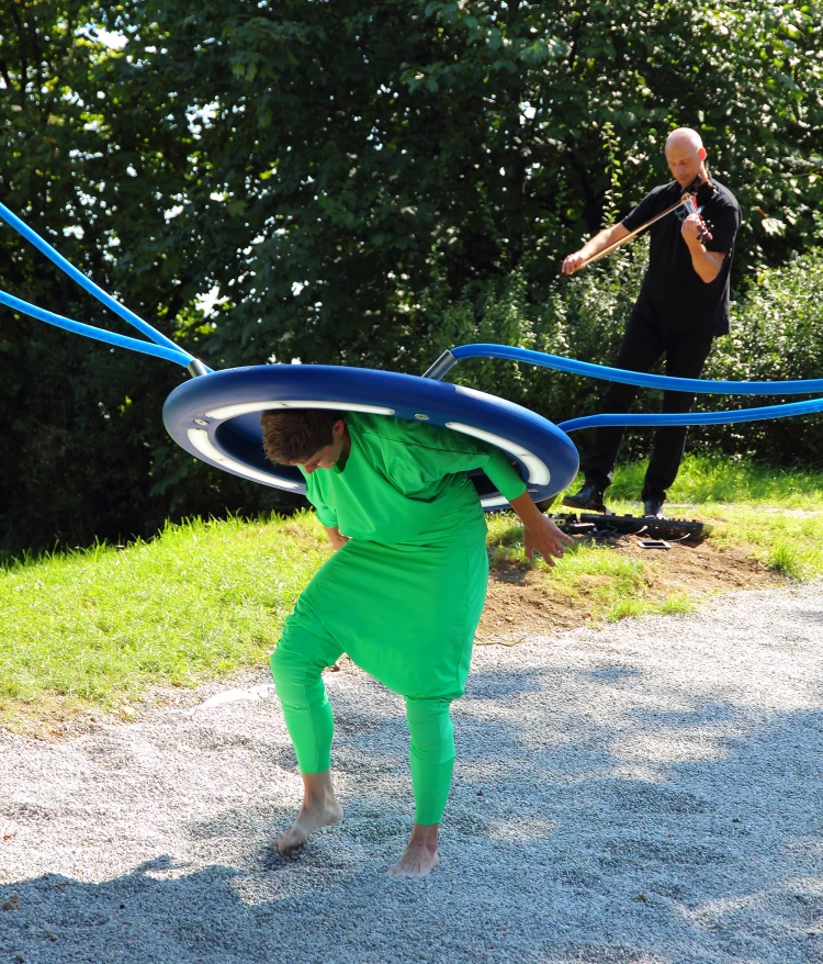 Abbildung: Daily tous les jours, »Musical Swings«, Katrin Schafitel und Max Grosch bei der Einweihungsperformance von Miro Craemer