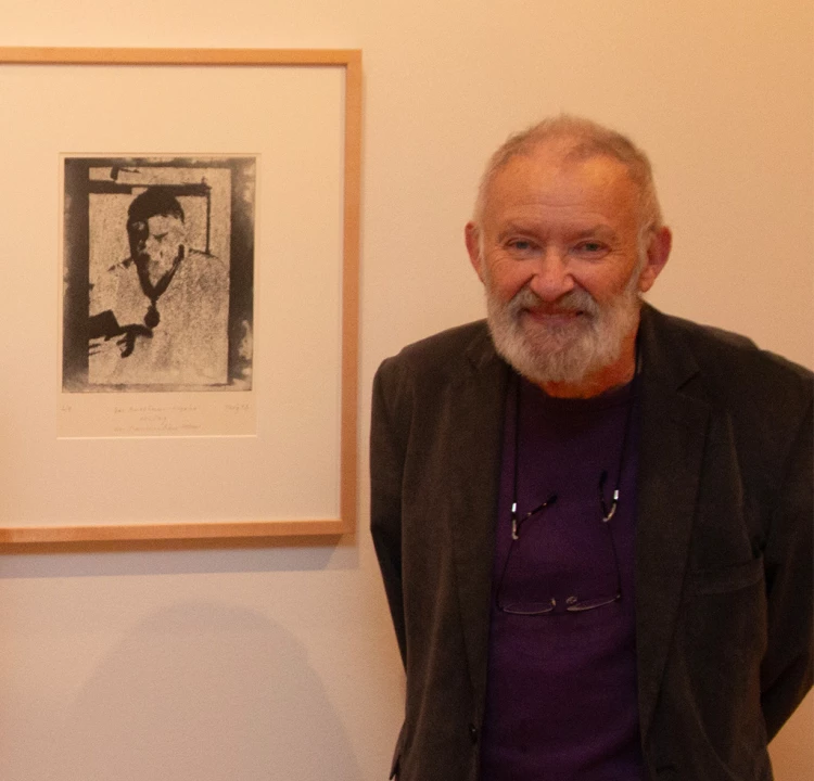 Abbildung: Hans Brög vor seinem Porträt von Lothar-Günther Buchheim aus der Mappe zur Verleihung des Maximiliansordens an Buchheim (1998), 2022, © Julia Rejmer / Buchheim Museum