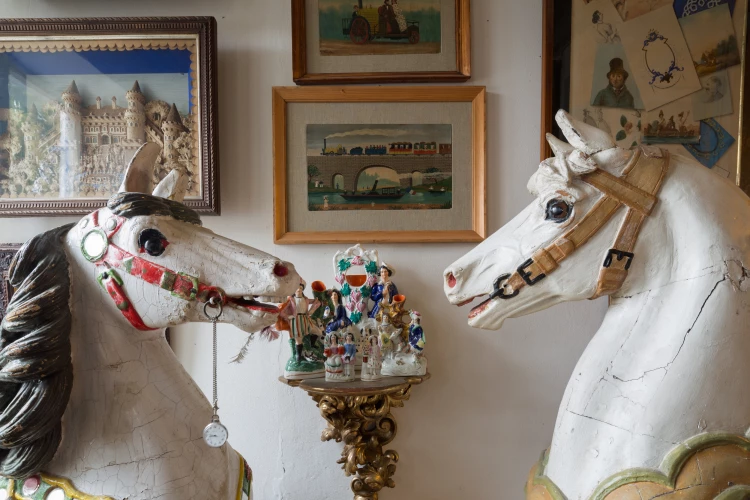 Abbildung: Karussellpferde im Treppenhaus des Haus Buchheim