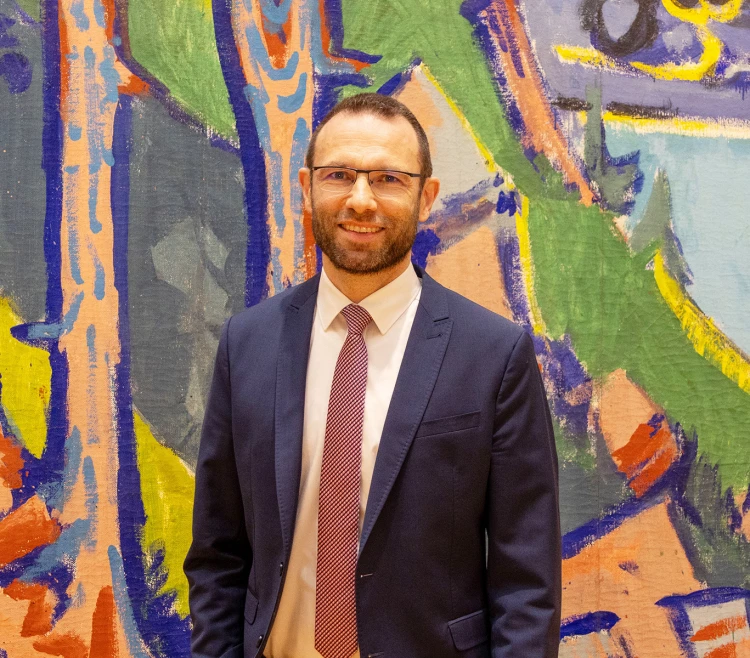 Abbildung: Dr. Stephan Dahme, Direktor des Buchheim Museums, vor Ernst Ludwig Kirchner, Berglandschaft, 1931, Buchheim Museum, Bernried. Foto: Julia Rejmer/Buchheim Museum