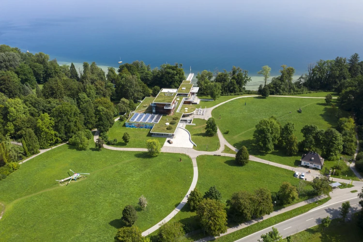 Abbildung: Luftaufnahme des Buchheim Museums der Phantasie am Ufer des Starnberger Sees 2019 