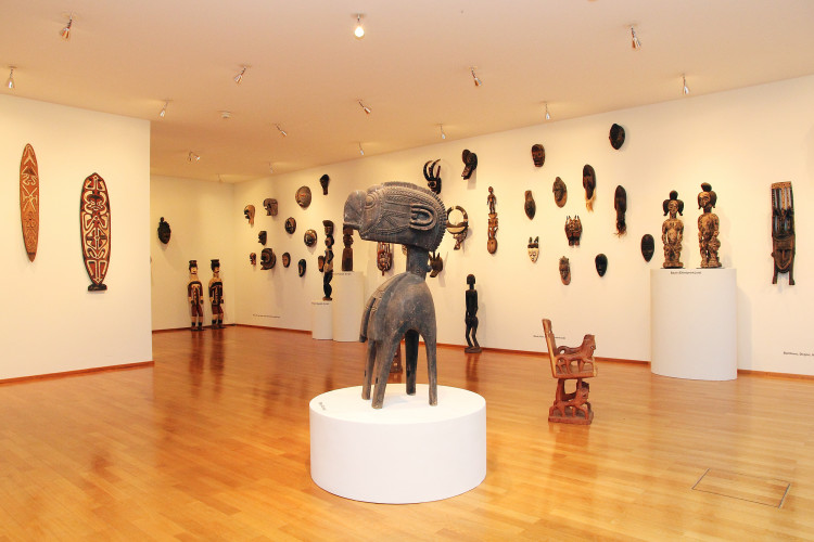 Abbildung: Ausstellungsansicht »Afrika & Ozeanien«, Figur im Vordergrund: Nimba-Maske der Baga (Guinea),