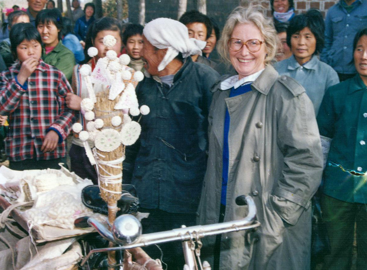 Abbildung: Ingrid Jansen auf dem Markt in Wangxia, 1988, Foto: Theo Jansen